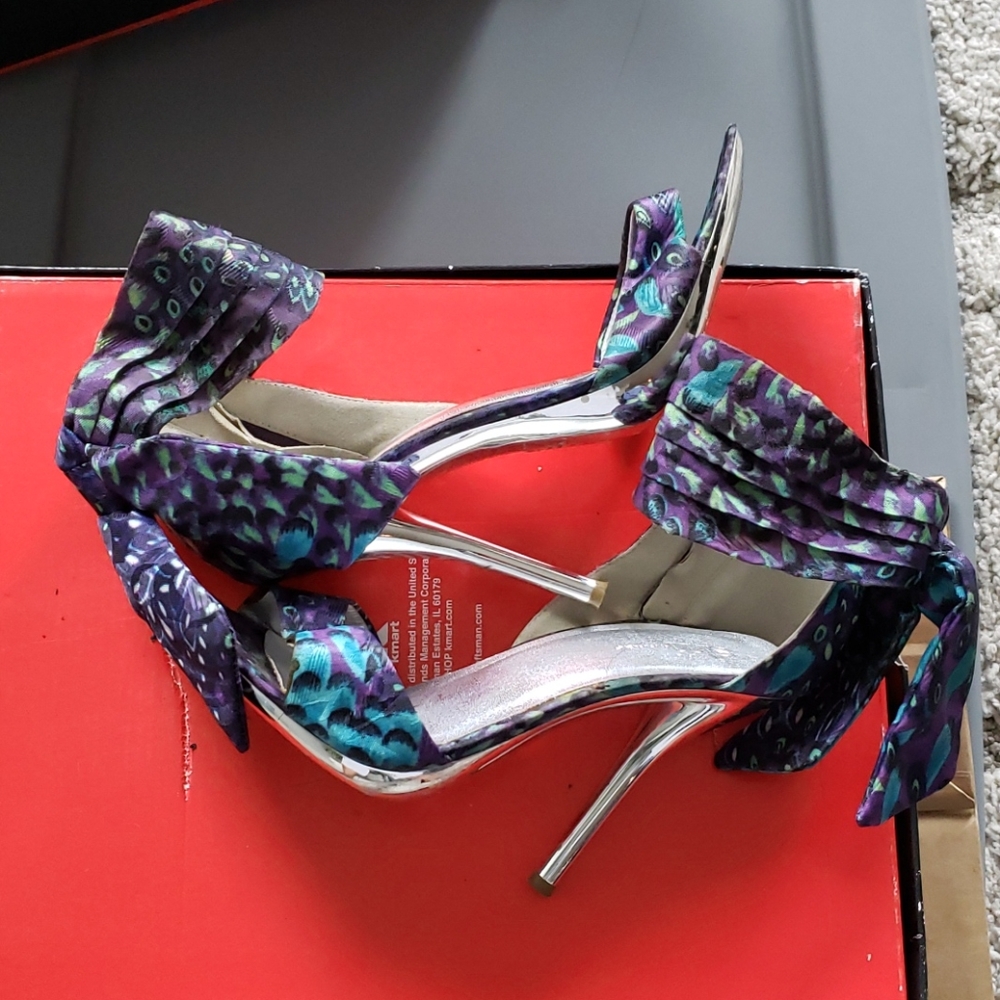 Elegant Stiletto Great Pop of Color Heel